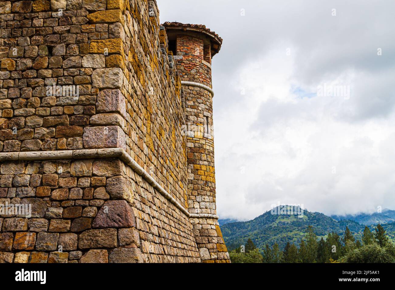 Stone Tower nei vigneti di un castello in stile italiano a Napa Valley, Calistoga, California, USA Foto Stock