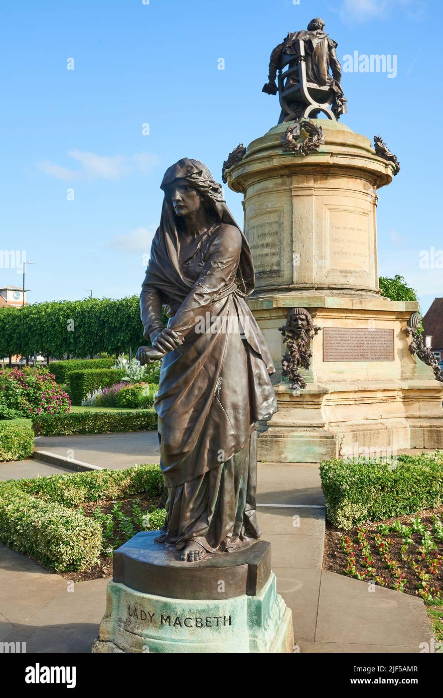 Statua del Gower Memorial nei Bancroft Gardens, Stratford upon Avon, Warwickshire, con William Shakespeare seduto che domina i personaggi chiave delle sue opere Foto Stock