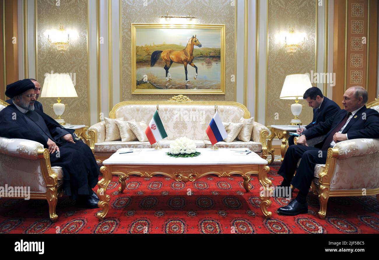 Il presidente russo Vladimir Putin in incontro con il presidente iraniano Sayyid Ebrahim Raisi. Vladimir Putin ha incontrato il presidente della Repubblica islamica dell'Iran Sayyid Ebrahim Raisi a margine del vertice del Caspio. Foto Stock