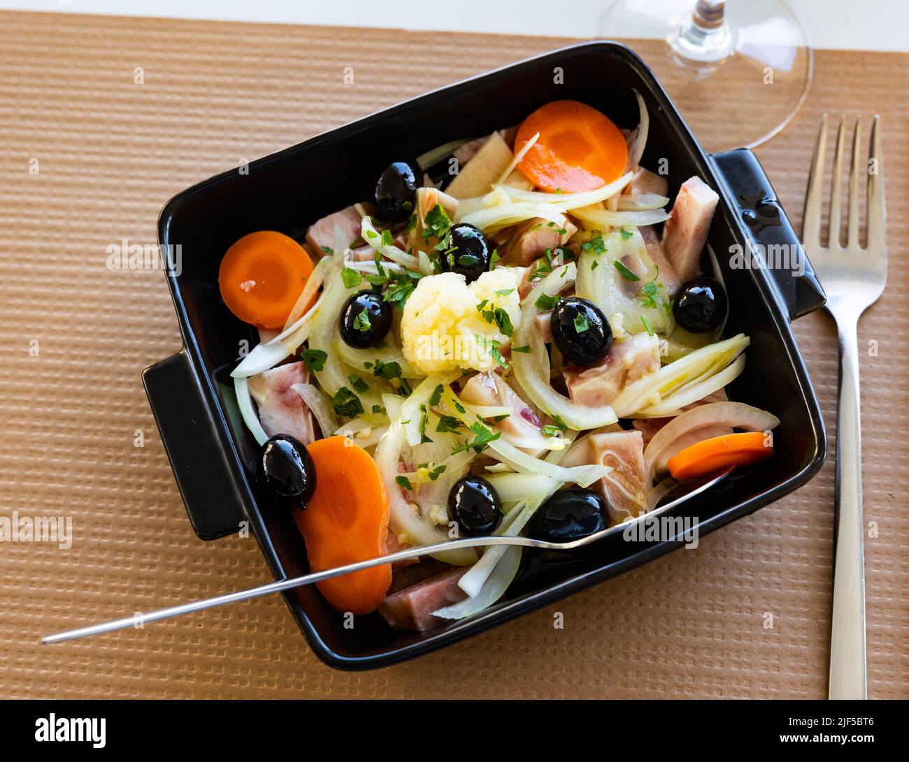 Insalata di orecchie di maiale, piatto di cucina portoghese Foto Stock