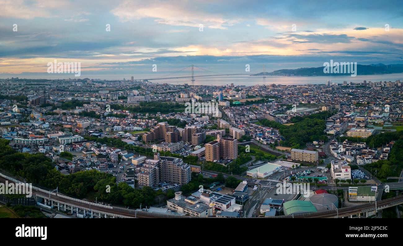 Vista panoramica dell'alba della città di Akashi e del ponte sospeso per l'isola di Awaji Foto Stock