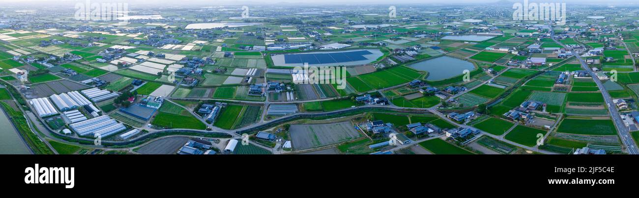 Panorama aereo: Campi di riso e stagni di stoccaggio in campagna Foto Stock