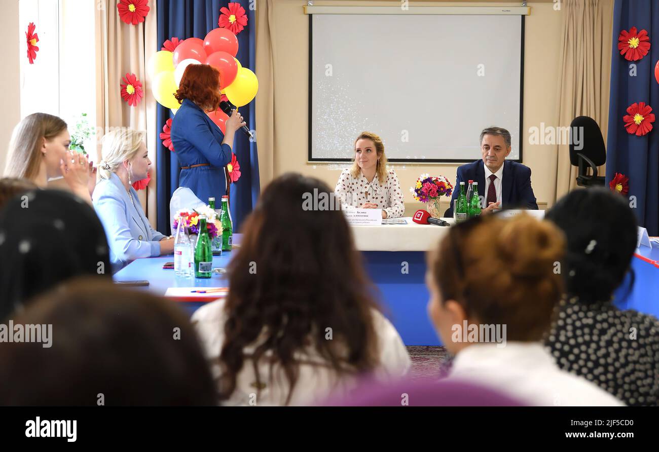 Maria Lvova-Belova.Putin alleato e il commissario presidenziale russo per i diritti dei bambini. Maria Lvova-Belova in viaggio di lavoro in Cecenia. Si dice che Lvova-Belova supervisionerà il rapimento di massa di bambini orfani da Mariupol e da altri luoghi ucraini nella guerra totale della Russia contro l'Ucraina nel 2022. Foto: Servizio stampa del commissario presidenziale per i diritti dei bambini Foto Stock