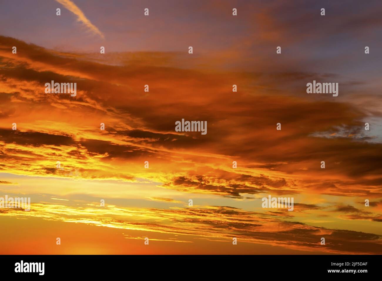 Spettacolare giallo e rosso vibrante sera Sunset Sky colori sopra Grand Canyon Arizona Stati Uniti Foto Stock