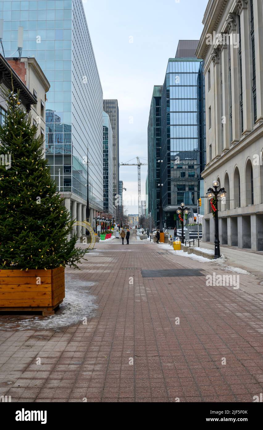 Strada pedonale del centro con decorazioni natalizie Foto Stock