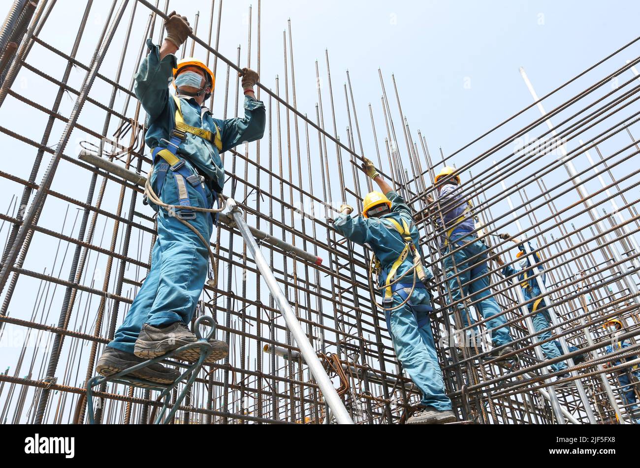 LIANYUNGANG, CINA - 29 GIUGNO 2022 - i costruttori lavorano nel cantiere dell'unità 7 della centrale nucleare di Tianwan nel distretto di Lianyun, Lianyu Foto Stock