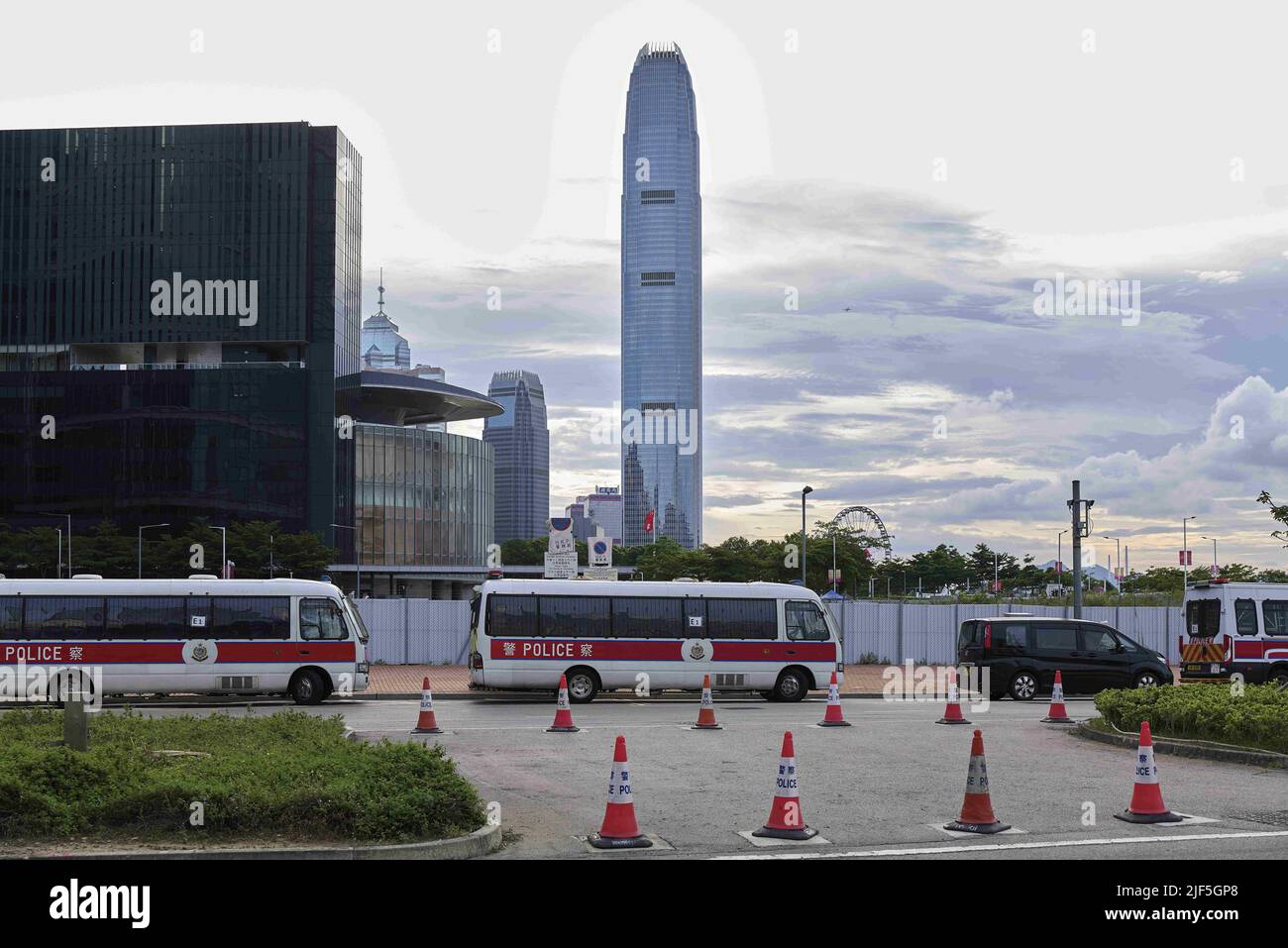 Hong Kong, Cina. 29th giugno 2022. I veicoli della polizia sono parcheggiati vicino al centro esposizioni nel distretto WAN Chai di Hong Kong per il 25th° anniversario del ritorno di Hong Kong nella patria. (Credit Image: © Emmanuel Serna/SOPA Images via ZUMA Press Wire) Foto Stock