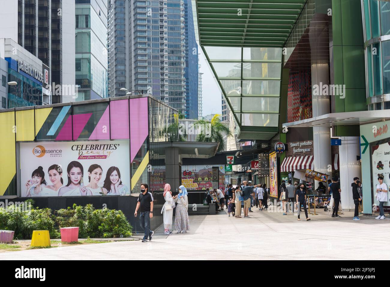 Kuala Lumpur - Giugno 10,2022: La gente può vedere lo shopping ed esplorare l'area di Bukit Bintang, Malesia. Foto Stock