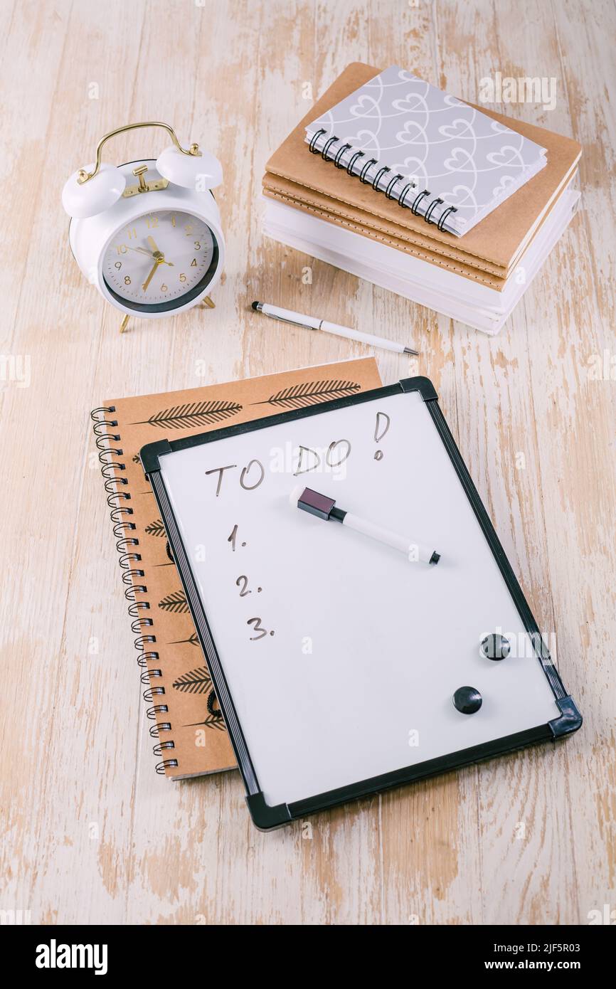 Concetto di gestione del tempo in ufficio. Libri, notepad con elenco delle cose da fare Foto Stock