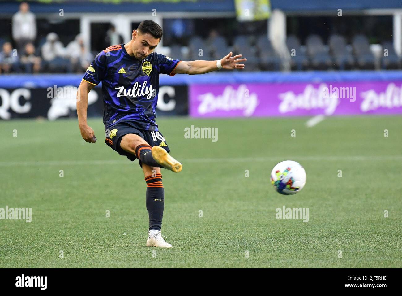 Seattle, WA, Stati Uniti. 29th giugno 2022. Il centrocampista di Seattle Sounders Alexander Roldan durante la partita di calcio MLS tra il CF Montreal e il Seattle Sounders FC al Lumen Field di Seattle, WA. Montreal sconfisse Seattle 2-1. Steve Faber/CSM/Alamy Live News Foto Stock