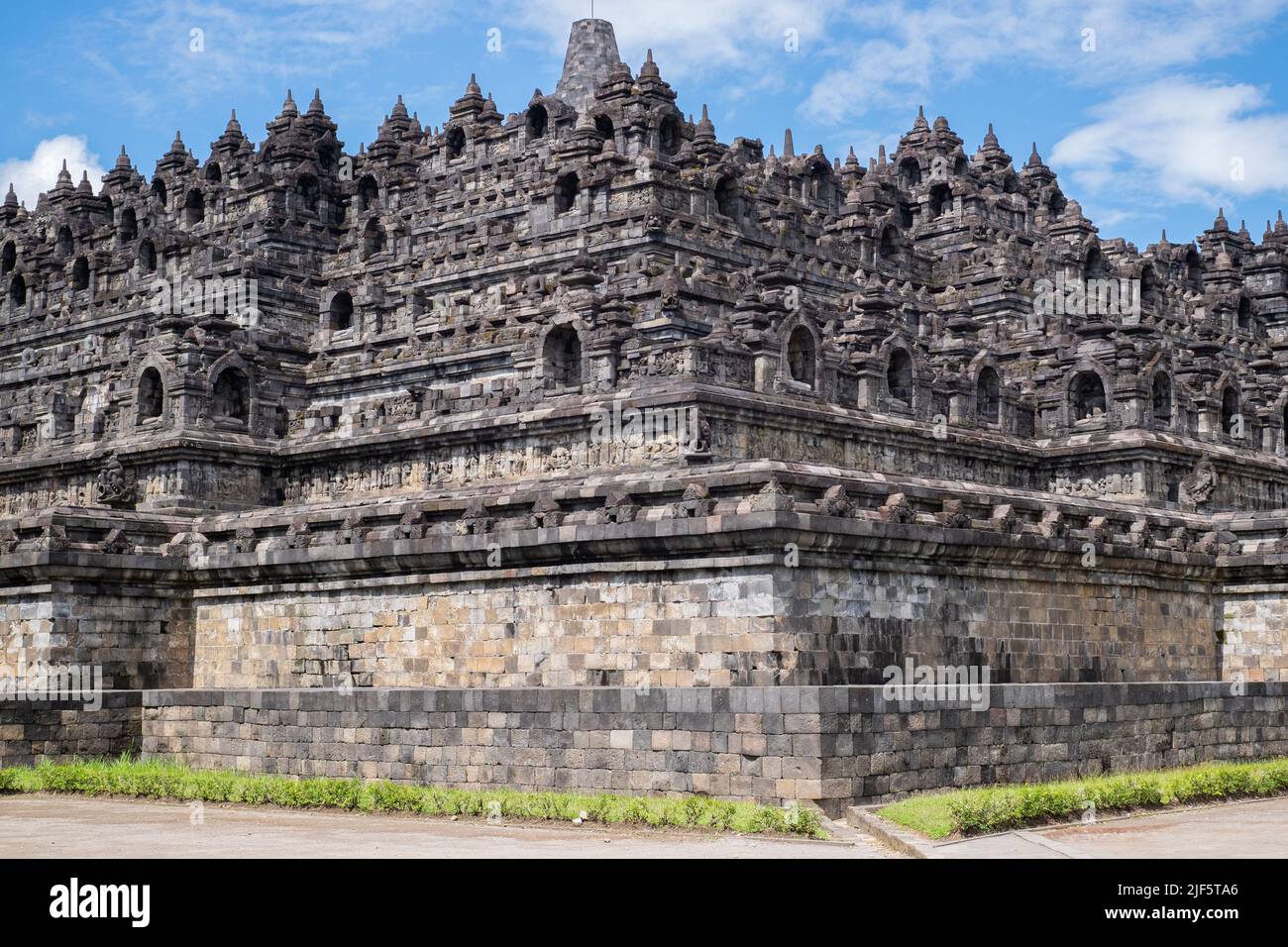 Borobudur è il tempio buddista più grande del mondo, riconosciuto dall'UNESCO come patrimonio culturale mondiale Foto Stock