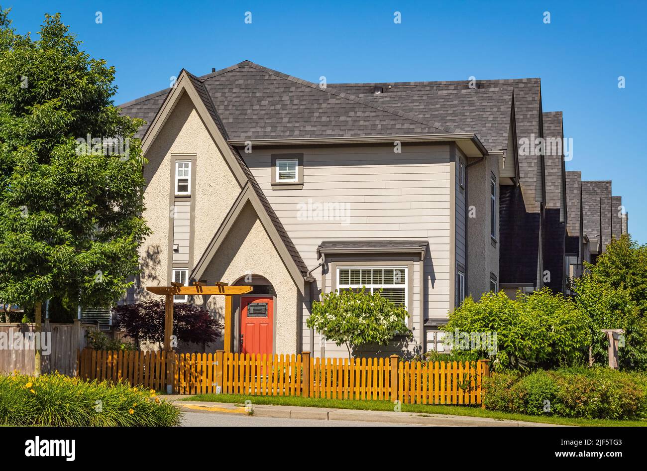 Casa tipica a Vancouver, Canada. Facciata di una grande casa con un patio. Casa bassa. Fuoco selettivo, nessuno. Foto Stock