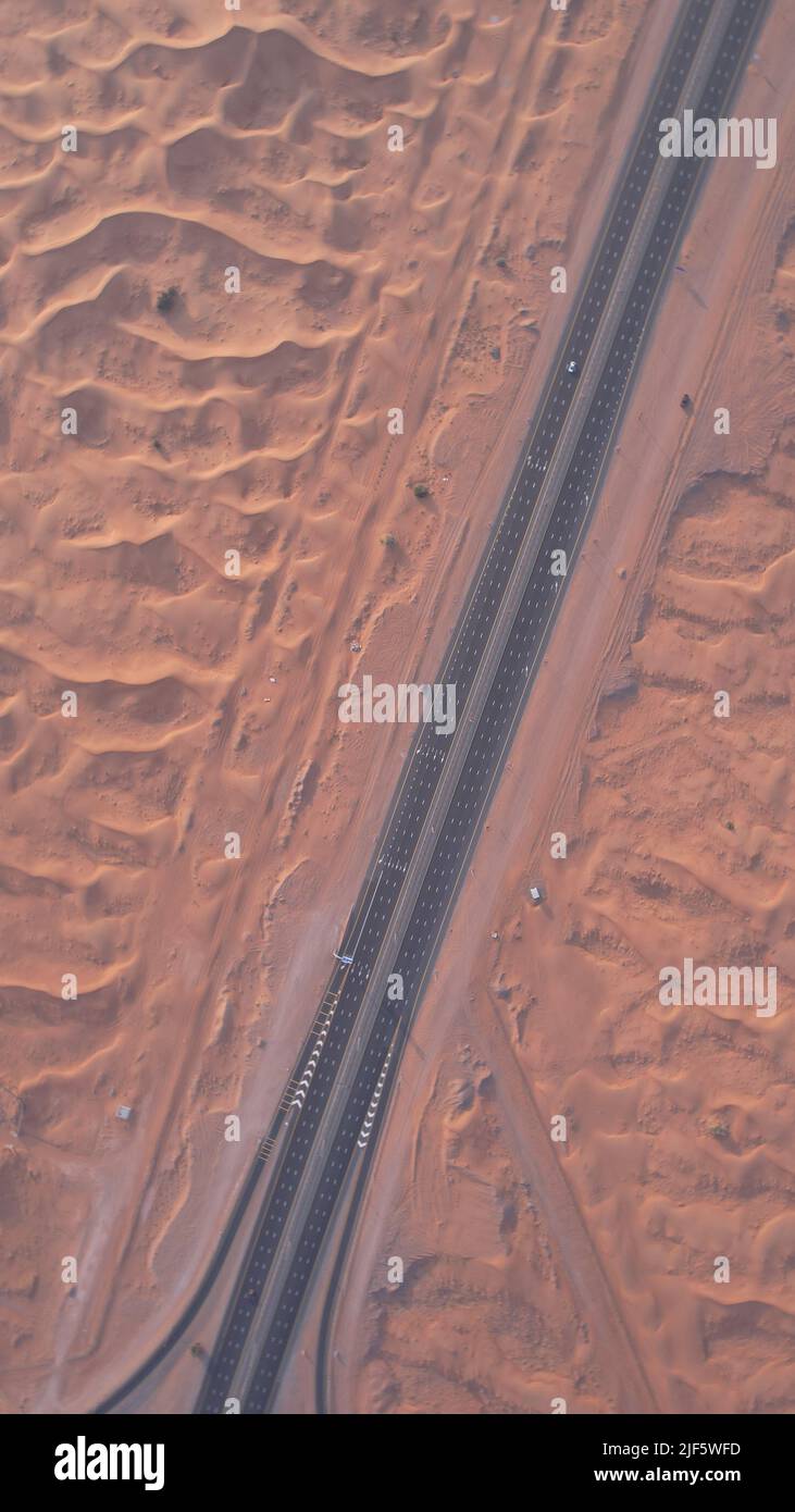Vista aerea delle dune di sabbia e dell'autostrada in un deserto di Sharjah, Emirati Arabi Uniti, Medio Oriente Foto Stock