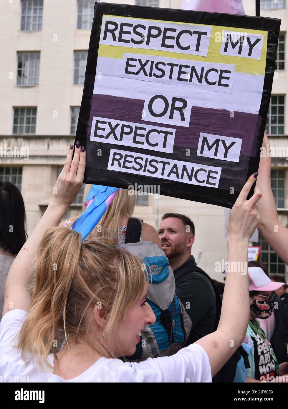 Gli attivisti e i manifestanti della Pro Trans hanno dimostrato di fronte a Downing Street per difendere i diritti della LGBT+ e per chiedere al governo britannico di implementare un divieto della terapia di conversione trans-inclusiva. Foto Stock