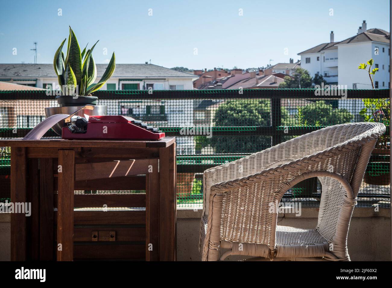 Casa urbana terrazza con 1970s macchina da scrivere. Atmosfera piacevole per scrivere libri Foto Stock