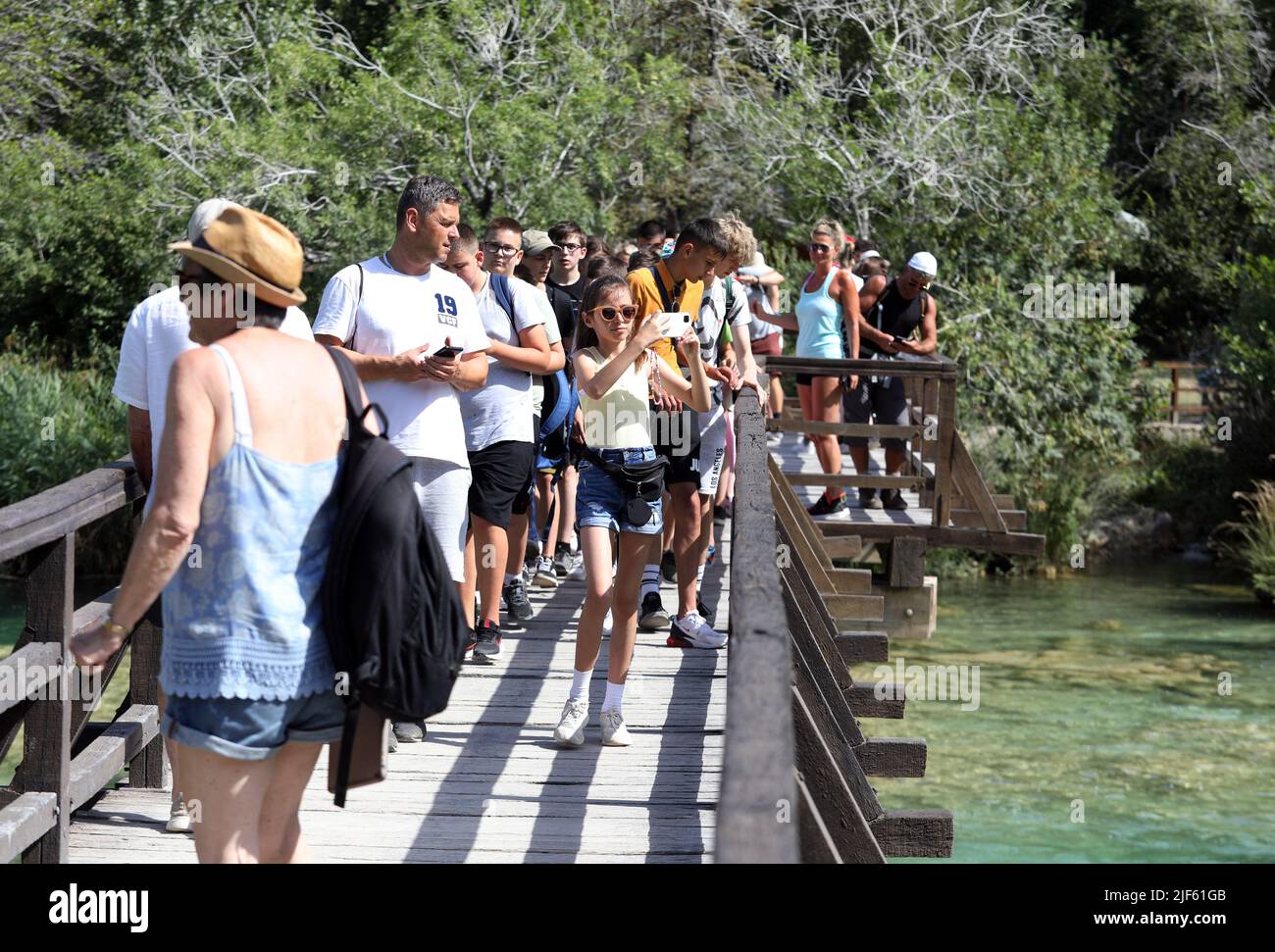 Numerosi turisti visitano il Parco Nazionale di Krka e le famosissime cascate di Krka anche nel caldo di Krka, Croazia, il 29. Giugno 2022. Foto: Dusko Jaraz/PIXSELL Foto Stock