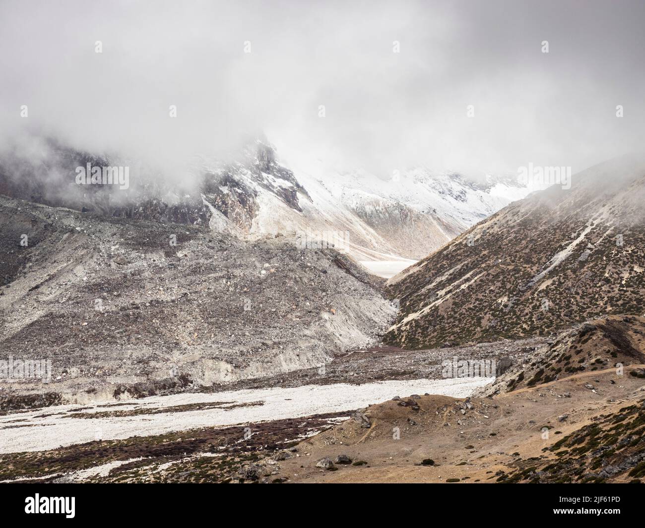 Guardando verso una nuvola-coperto Cho la vicino Thukla. Khumbu. Foto Stock