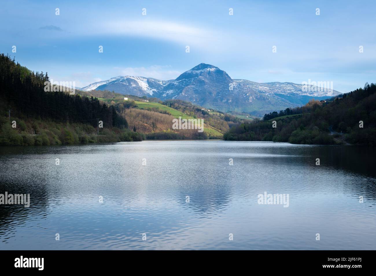 Ibiur bacino con Txindoki montagna come sfondo, Paesi Baschi in Spagna Foto Stock