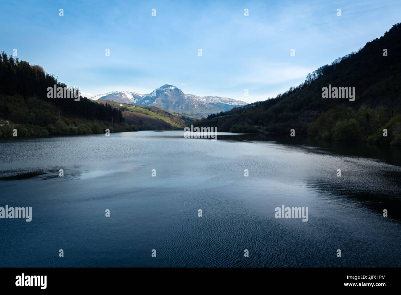 Ibiur bacino con Txindoki montagna come sfondo, Paesi Baschi in Spagna Foto Stock