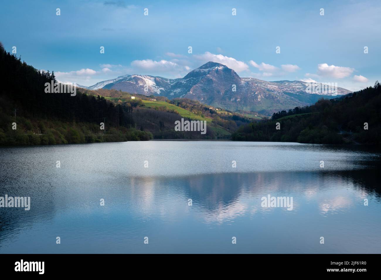 Ibiur bacino con Txindoki montagna come sfondo, Paesi Baschi in Spagna Foto Stock
