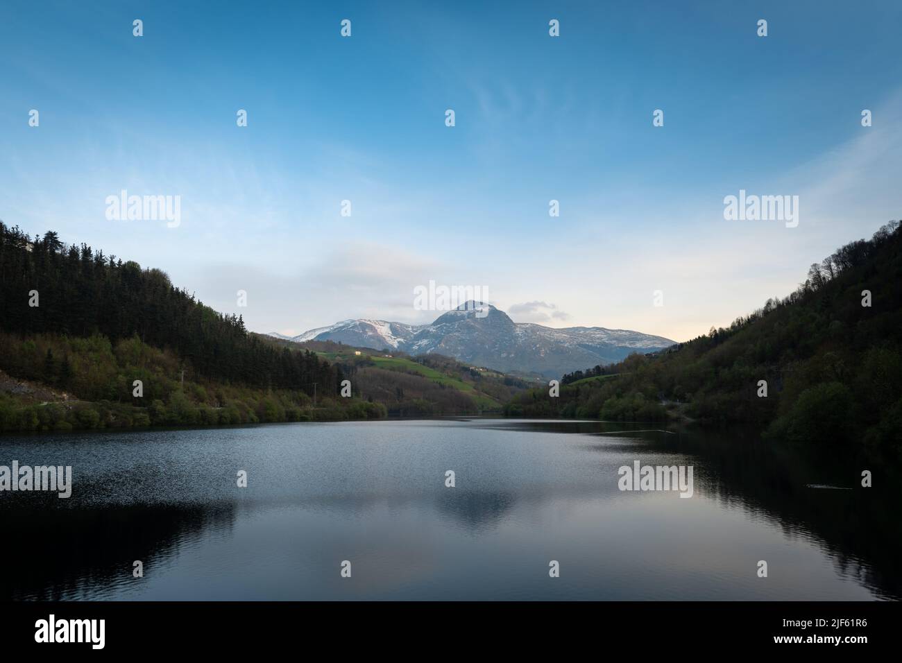 Ibiur bacino con Txindoki montagna come sfondo, Paesi Baschi in Spagna Foto Stock