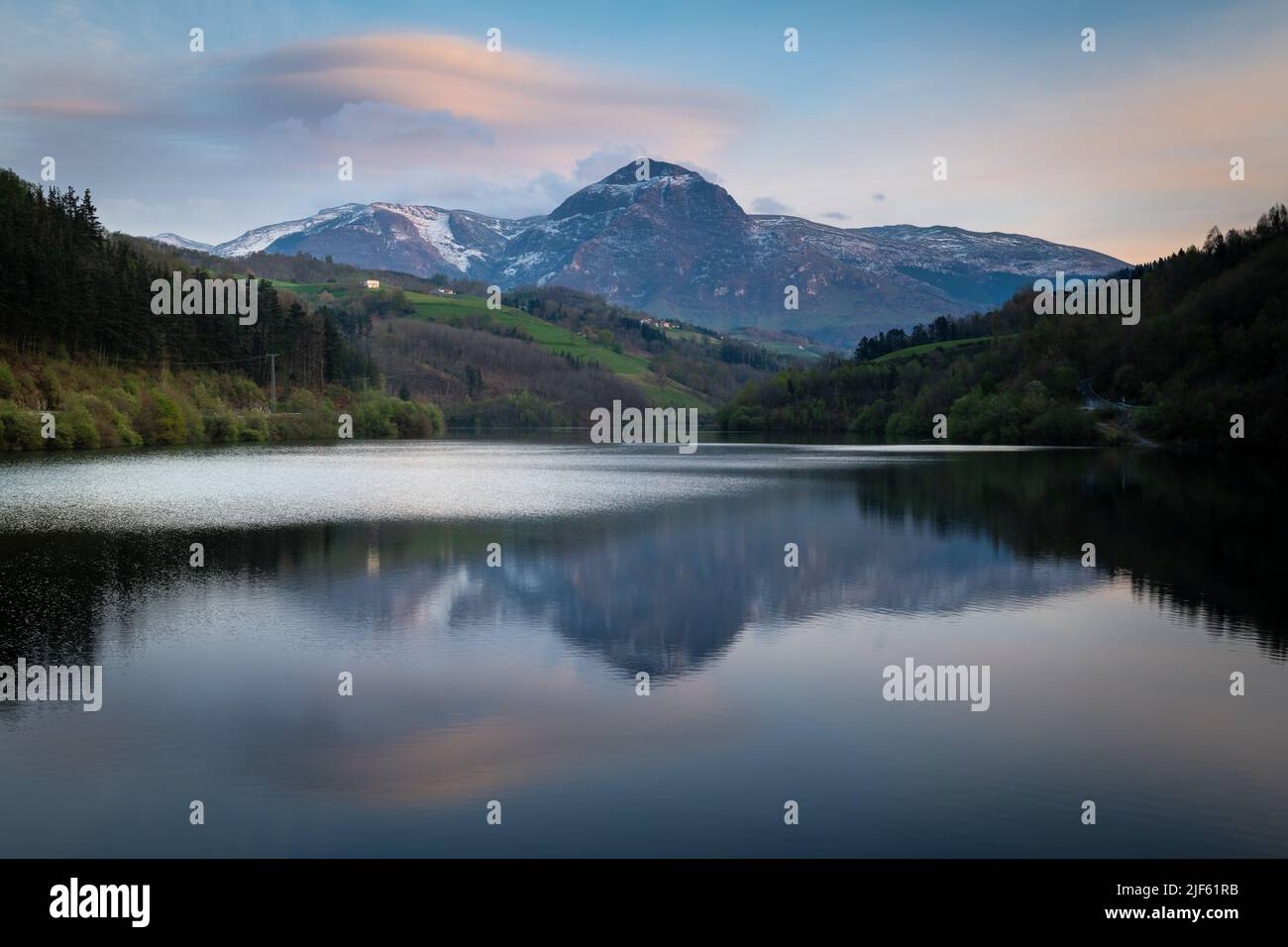 Ibiur bacino con Txindoki montagna come sfondo, Paesi Baschi in Spagna Foto Stock