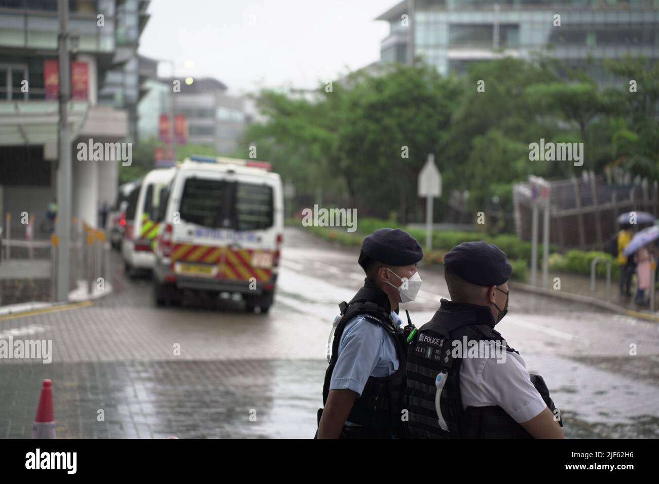 Hong Kong, 30/06/2022, guardia di polizia in attesa del convoglio Xi Jinping nel Science Park di Hong Kong, dove le autorità hanno bloccato l'area che il presidente cinese dovrebbe visitare a breve. Foto Stock