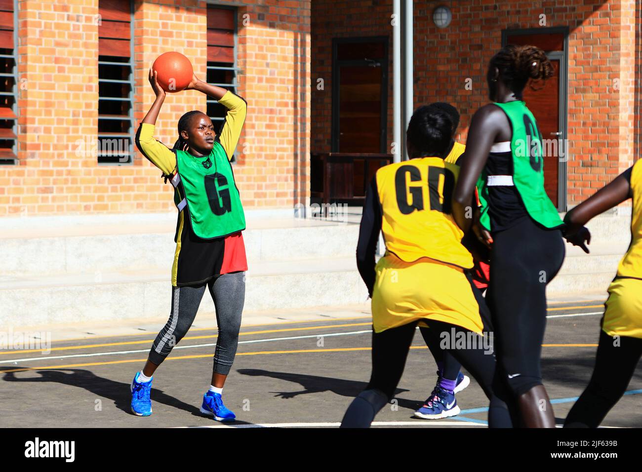 Kampala, Kampala. 29th giugno 2022. Jesca Achan (L) della nazionale di netball ugandese (She Cranes) partecipa a una sessione di allenamento presso l'arena sportiva Treasure Life Centre (TLC) a Kamwokya, Kampala, il 29 giugno 2022. La squadra nazionale di netball ugandese sta intensificando la formazione conducendo due sessioni ogni giorno in preparazione ai prossimi Giochi del Commonwealth che si terranno a Birmingham, in Inghilterra. Credit: Hajarah Nalwadda/Xinhua/Alamy Live News Foto Stock