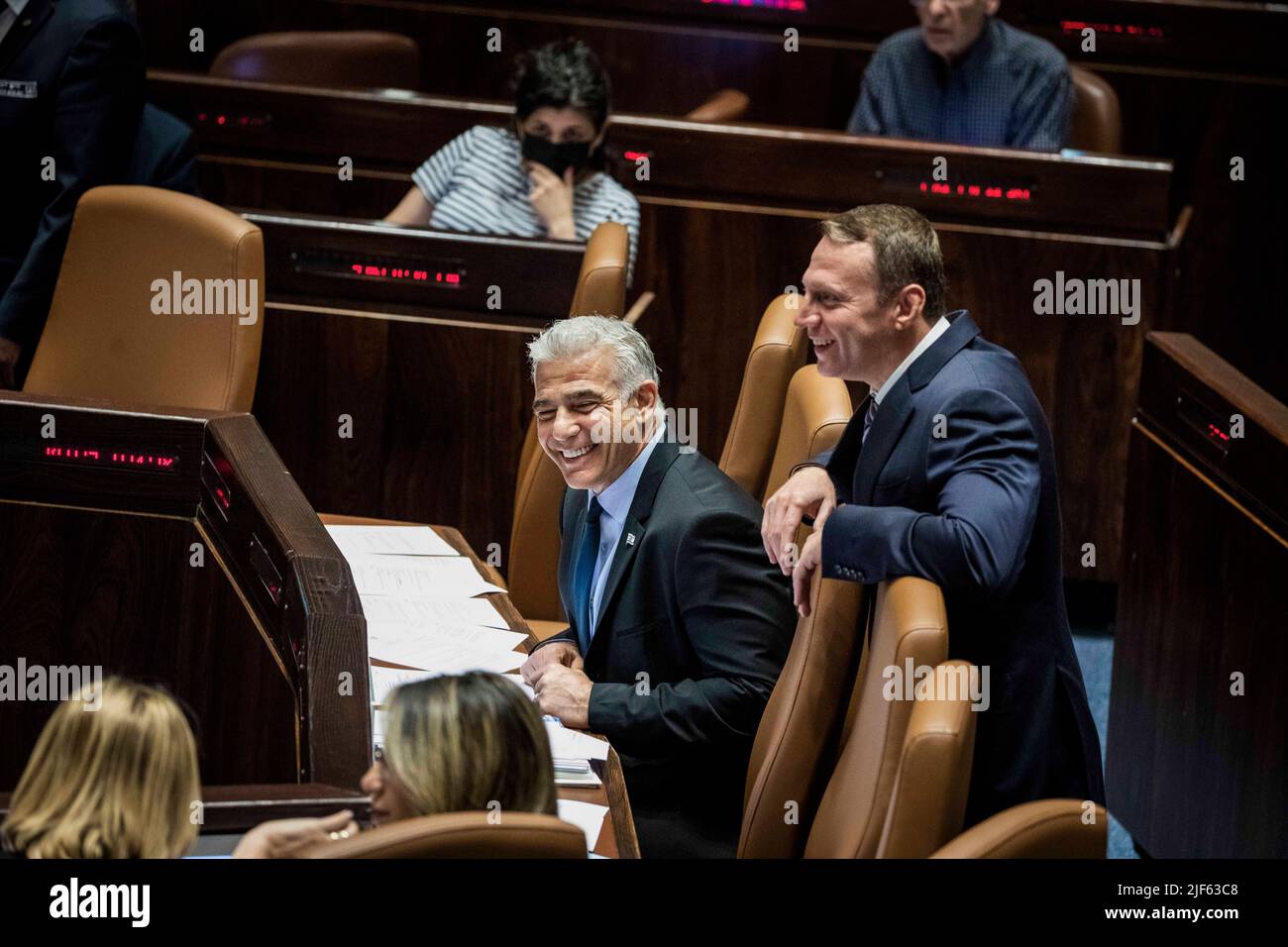 Gerusalemme, Israele. 30th giugno 2022. Ministro degli Affari Esteri di Israele Yair Lapid (L) partecipa ad una sessione alla Knesset israeliana prima del voto per sciogliere il governo. Credit: Ilia Yefimovich/dpa/Alamy Live News Foto Stock