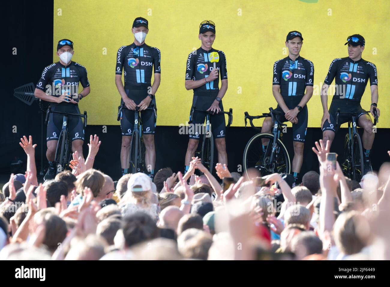 Copenaghen, Danimarca. 28/06/2022, Tour de France 2022, Copenhagen, Danimarca. Il team DSM si trova sul palco durante le presentazioni del team. Piloti; Romain BARDET, Alberto DAINESE, John DEGENKOLB, Nils EEKHOFF, Chris HAMILTON, Andreas LEKNESSUND , Martijn TUSVELD , Kevin VERMAERKE Credit: Peter Goding/Alamy Live News Foto Stock