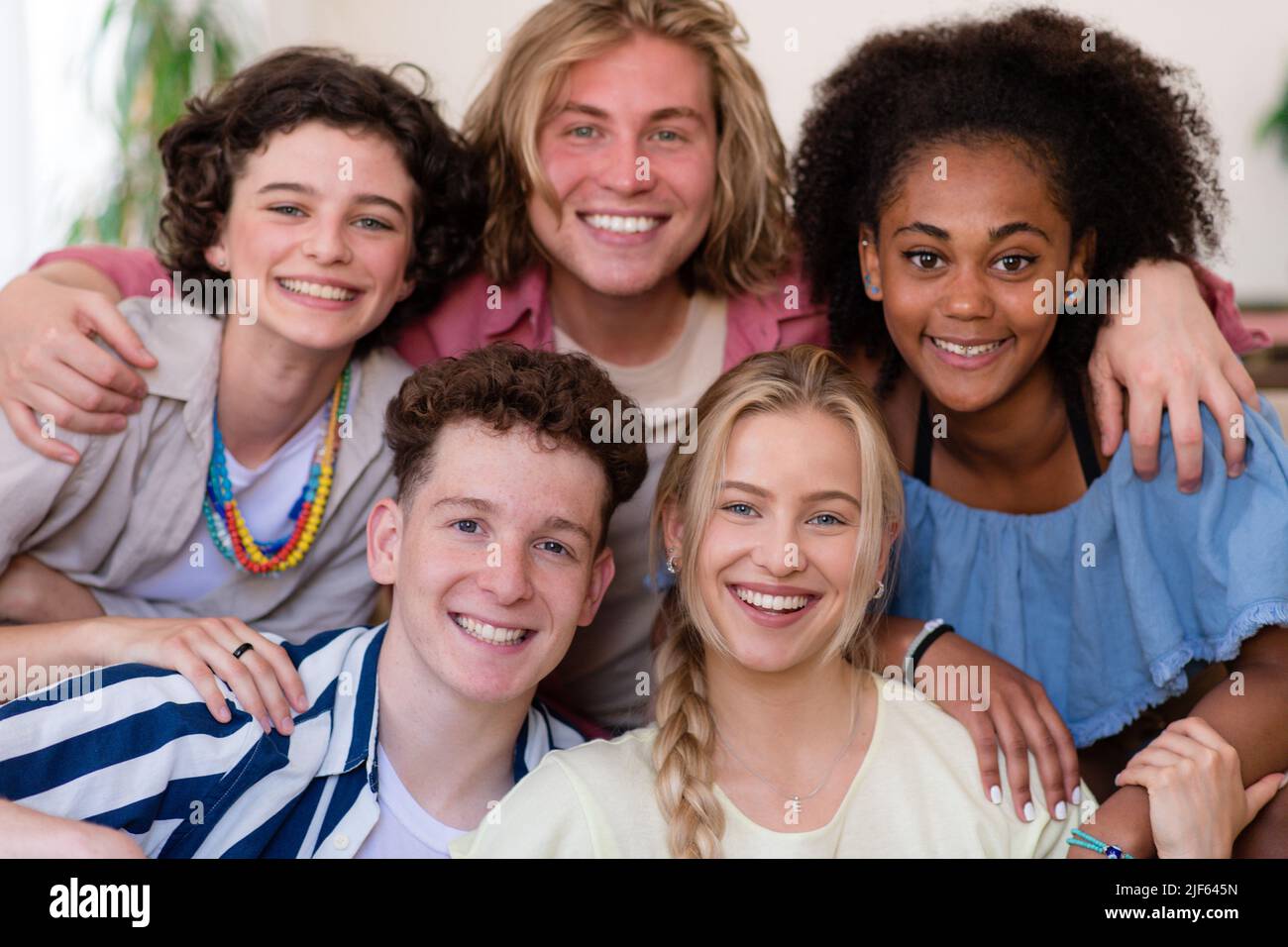 Portraitof gruppo diversificato di giovani amici con razze miste, amicizia e stili di vita concetti Foto Stock