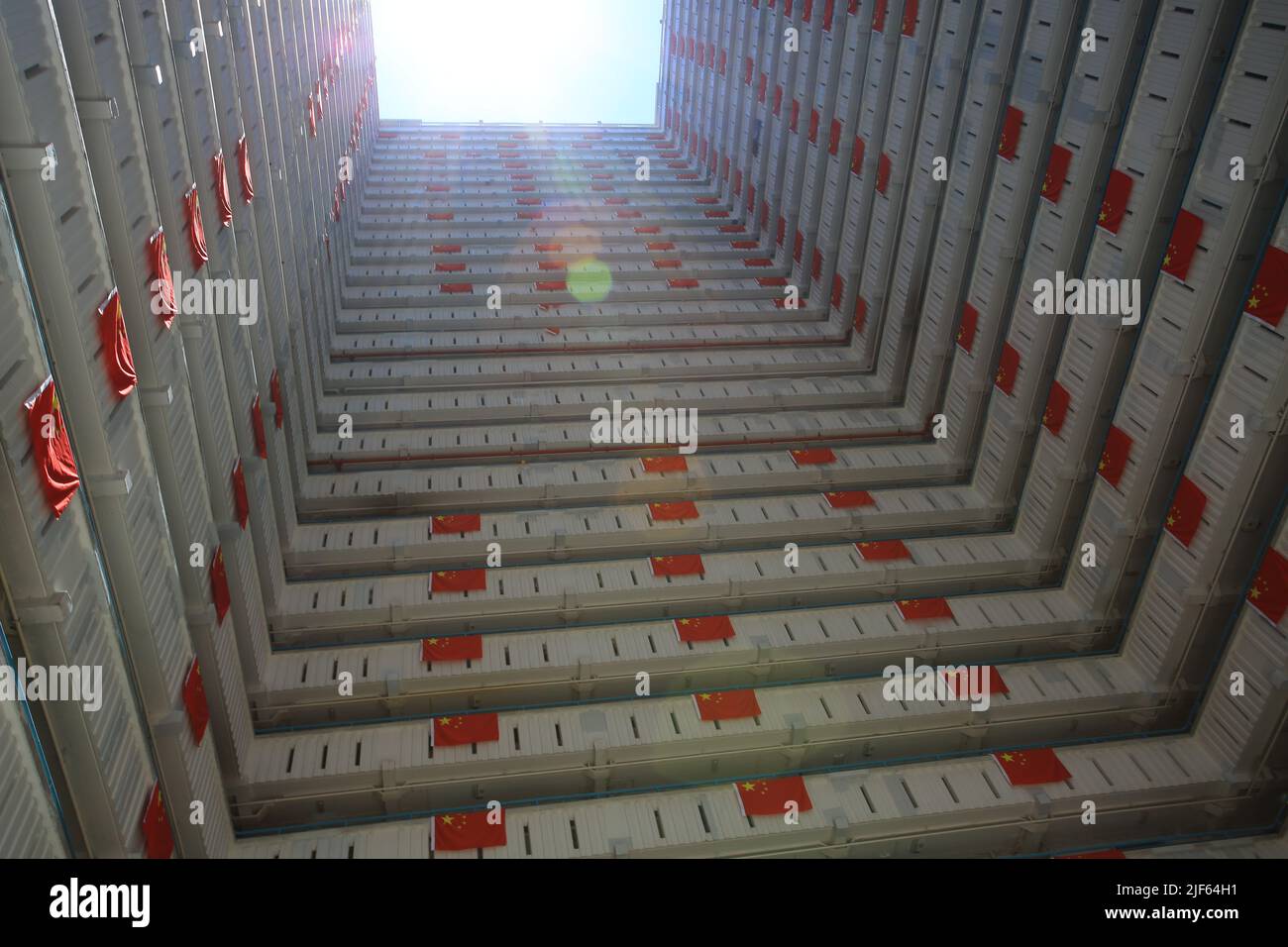 Bandiere per celebrare il 25th anniversario dell'istituzione dell'amministrazione speciale di Hong Kong a Ping Shek Estate, Hong Kong Foto Stock