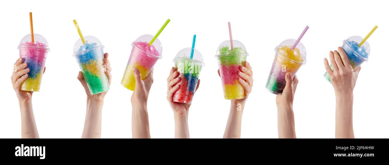 Mani di raccolto irriconoscibili che tengono tazze di plastica con bevande rinfrescanti colorate con paillette su sfondo bianco in studio Foto Stock