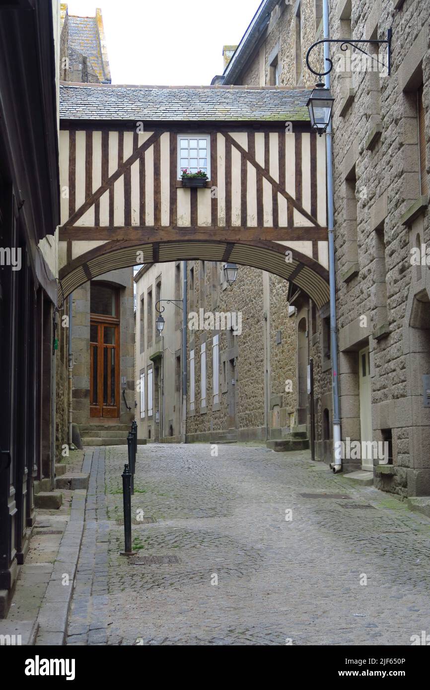 Un 'ponte' a graticcio unisce due edifici su una strada acciottolata nel porto francese di St Malo Foto Stock