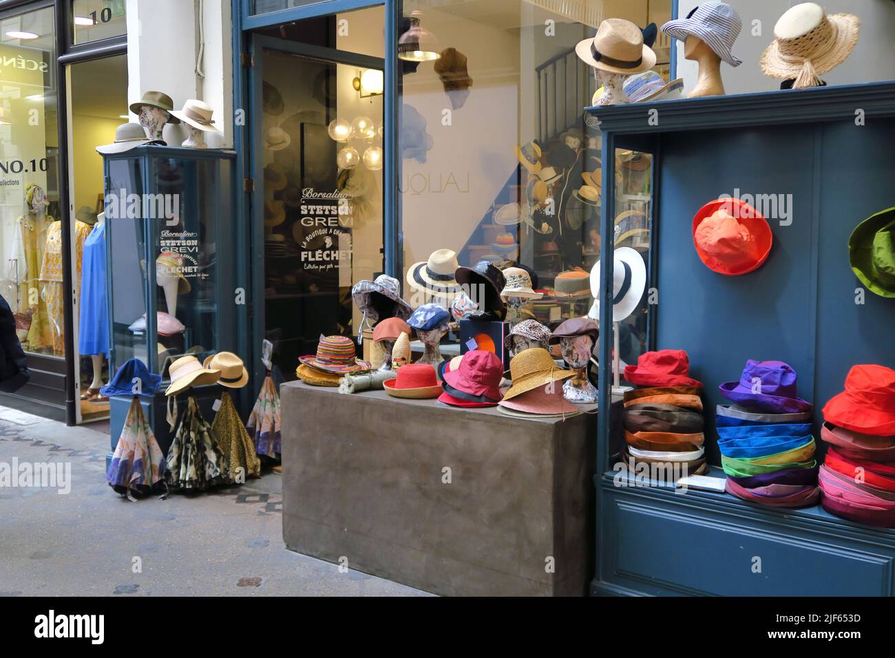 Passage Sarget nella città francese di bordeaux contiene un certo numero di piccoli negozi indipendenti e ben curati Foto Stock
