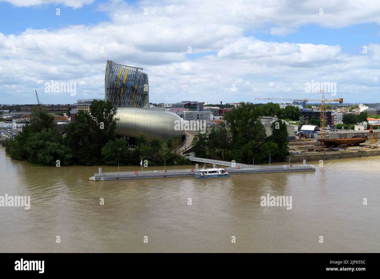 Il Cite du Vin è un moderno museo ad alta tecnologia dedicato all'industria vinicola di Bordeaux. Il Museo si trova sulla riva sud del fiume Garonna. Foto Stock