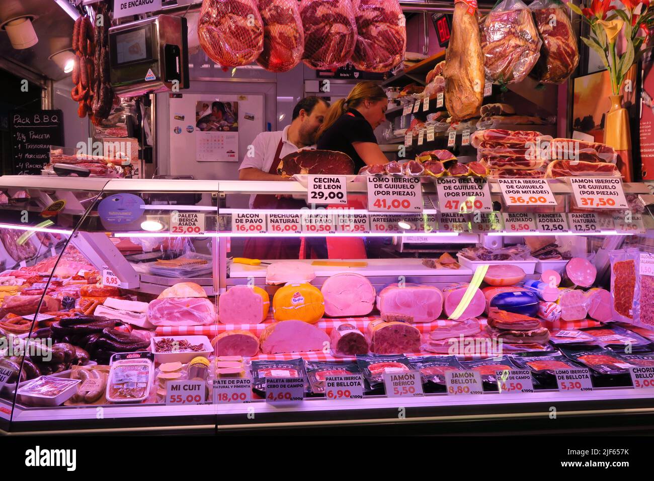Bancarella di delicatessen a la Ribera Market a Bilbao, Spagna Foto Stock