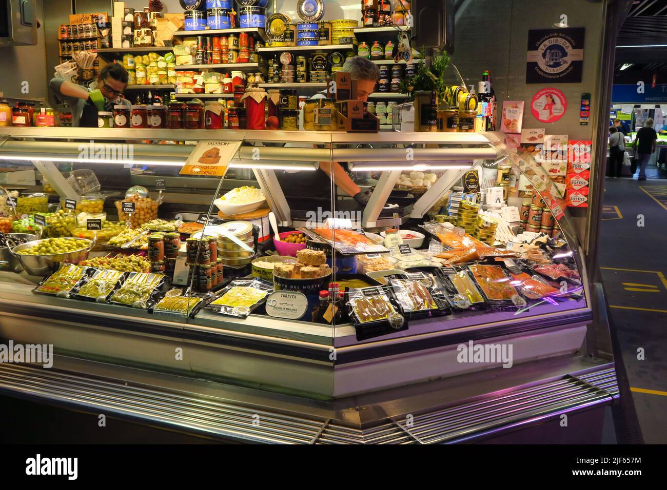 Bancarella di delicatessen a la Ribera Market a Bilbao, Spagna Foto Stock