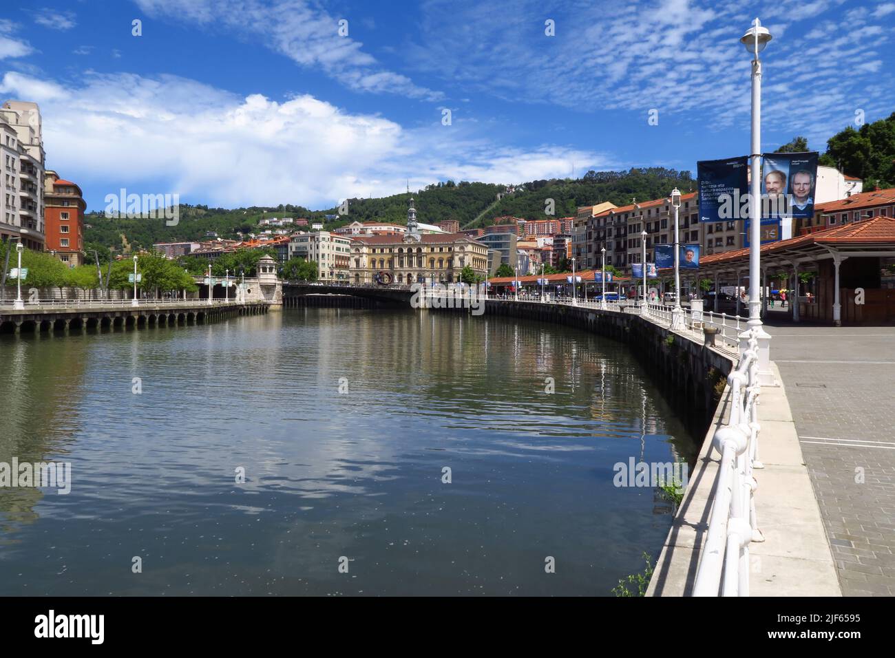 Vista sul Rio de Bilbao che guarda verso il municipio sulla riva nord Foto Stock