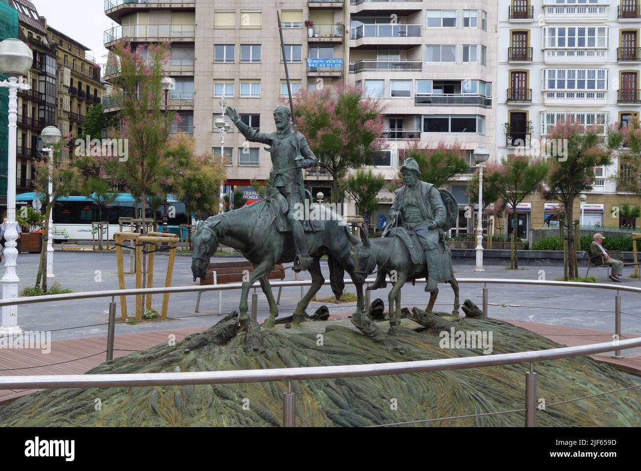 La scultura di Don Chisciotte e Sancho Panza di Lorenzo Coullaut-Valera sorge su un plinto sul lungomare della città spagnola di San Sebastian Foto Stock