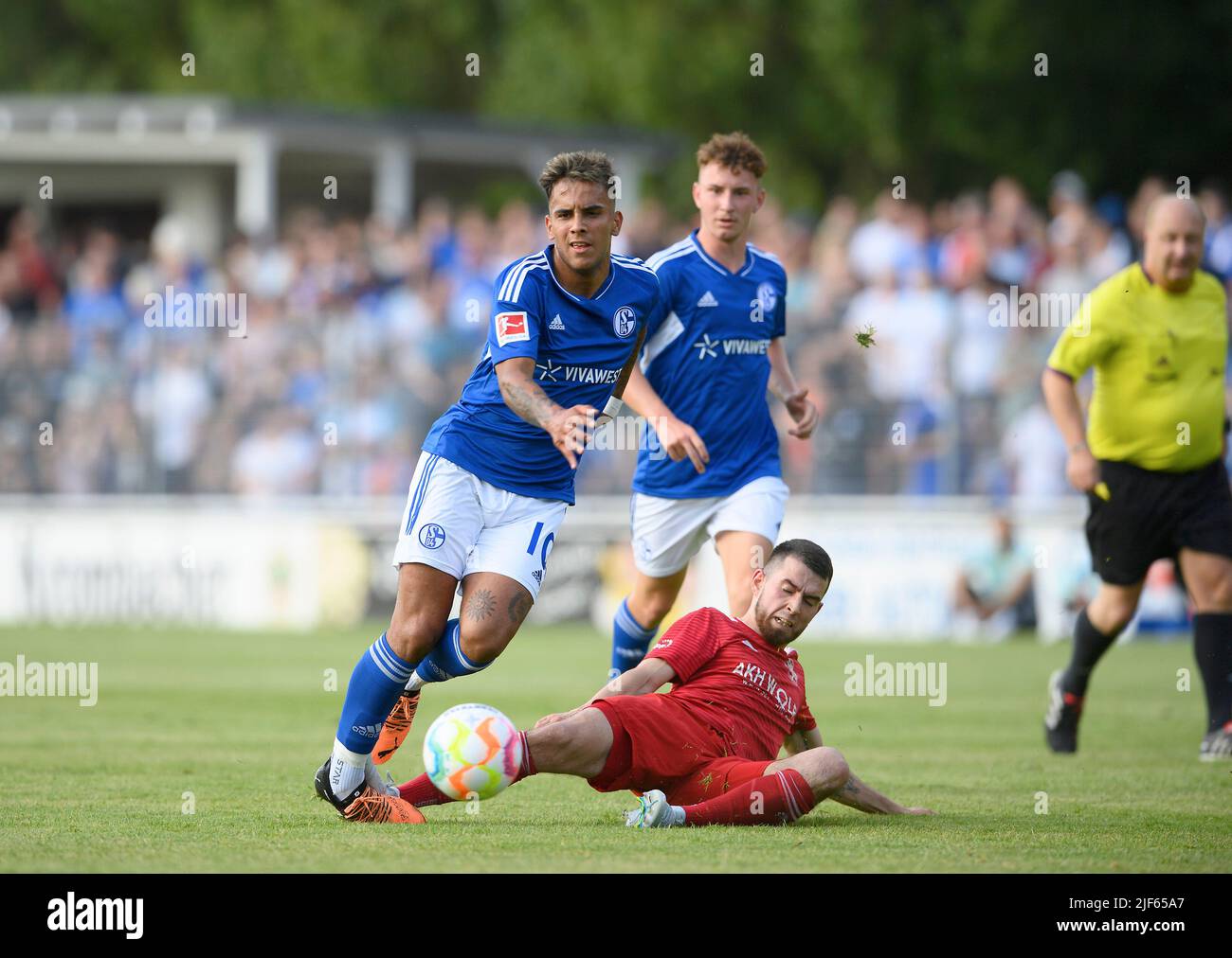 Marl, Germania. 29/06/2022, Rodrigo ZALAZAR (GE) È DEL tedesco PRUDETSKLY r. (Huels) fouls, foul, action, duelli, graetsche, Partita di calcio VfB Huels - FC Schalke 04 (GE) 0:14, il 29th giugno 2022 a Marl/Germania. Le normative #DFL vietano l'uso di fotografie come sequenze di immagini e/o quasi-video # Â Foto Stock