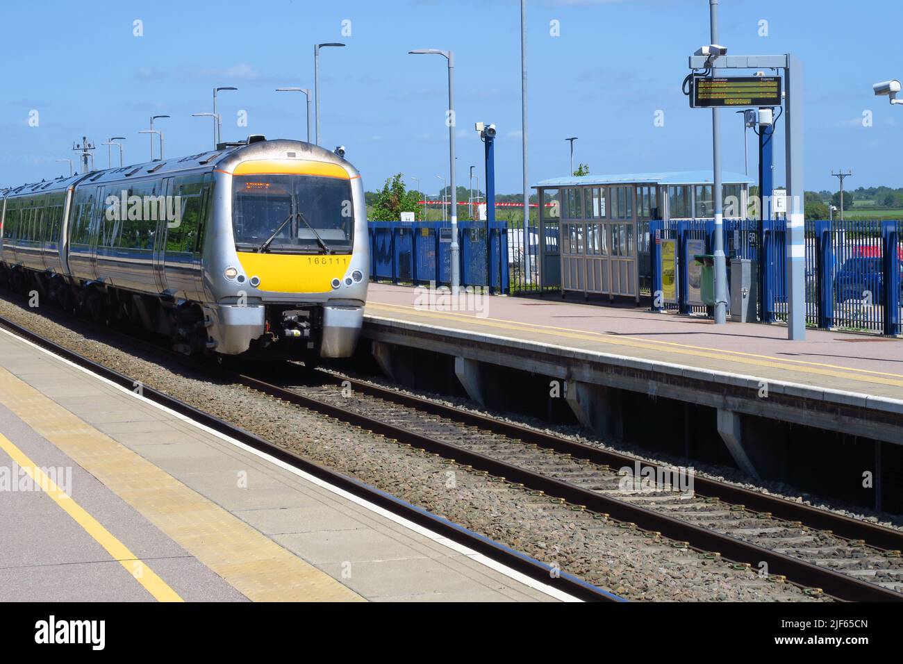 Chiltern Railways Class 168 DMU in piedi dalla piattaforma Oxford Bound alla stazione ferroviaria Oxford Parkway vicino a Kidlington, Oxfordshire Foto Stock