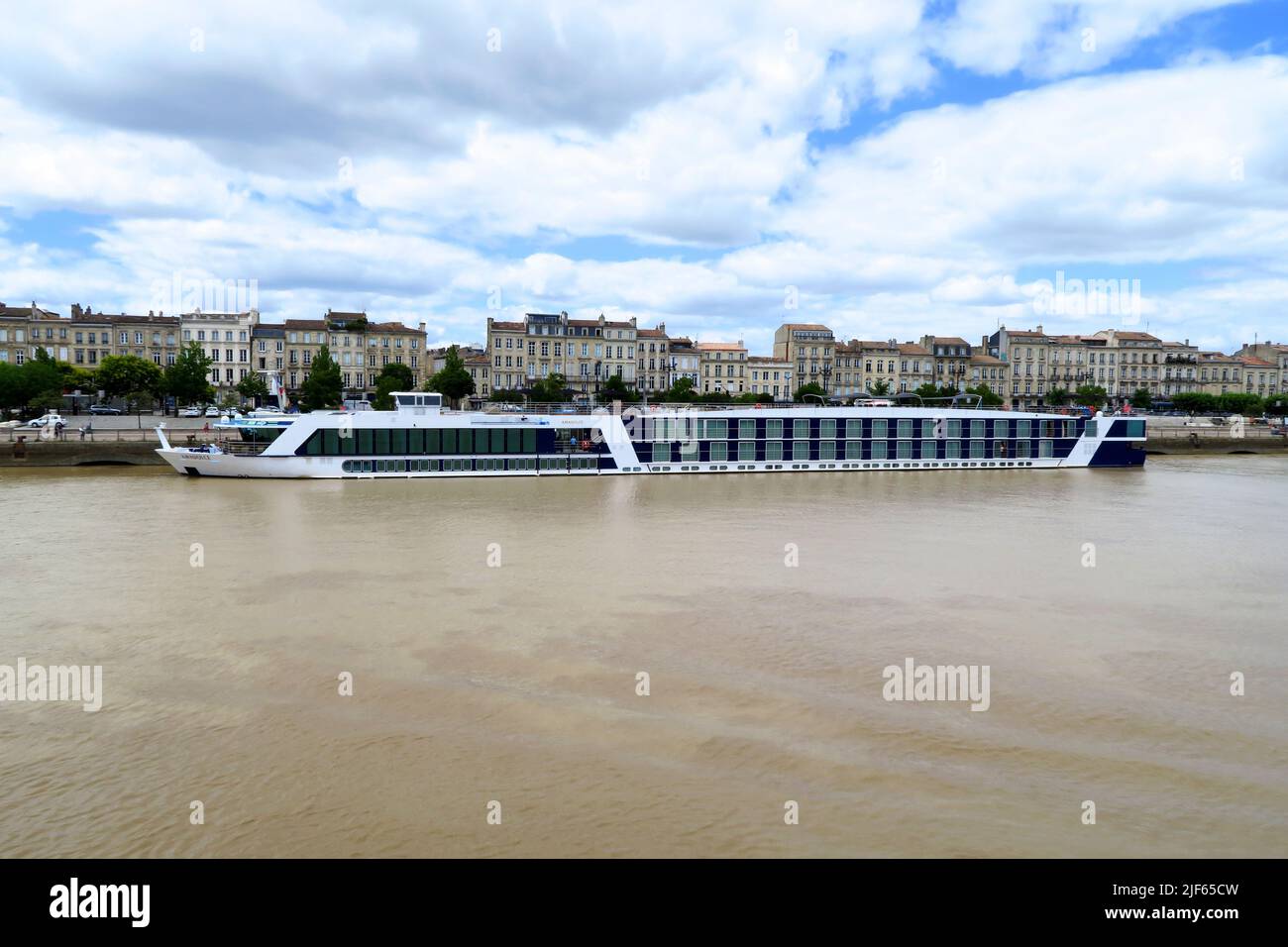 MS Amadolce, una nave da crociera fluviale ormeggiato al terminal delle navi da crociera sul fiume Garonna nel centro della città francese di Bordeaux Foto Stock