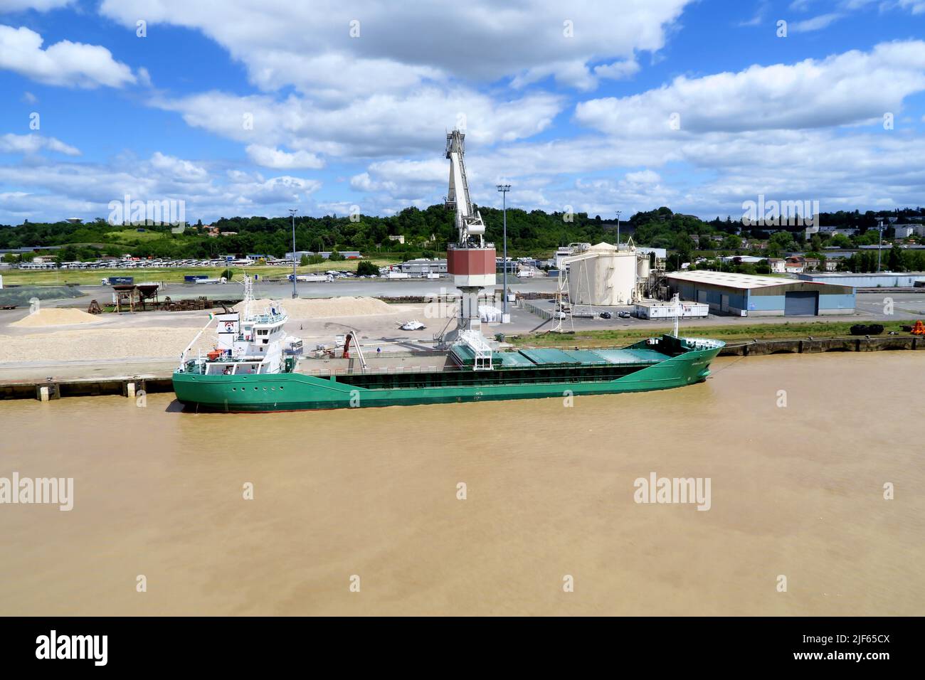 La sig.ra Arklow Rainbow, una nave da carico generale, ormeggiato sul fiume Garonna a valle della città francese di Bordeaux Foto Stock