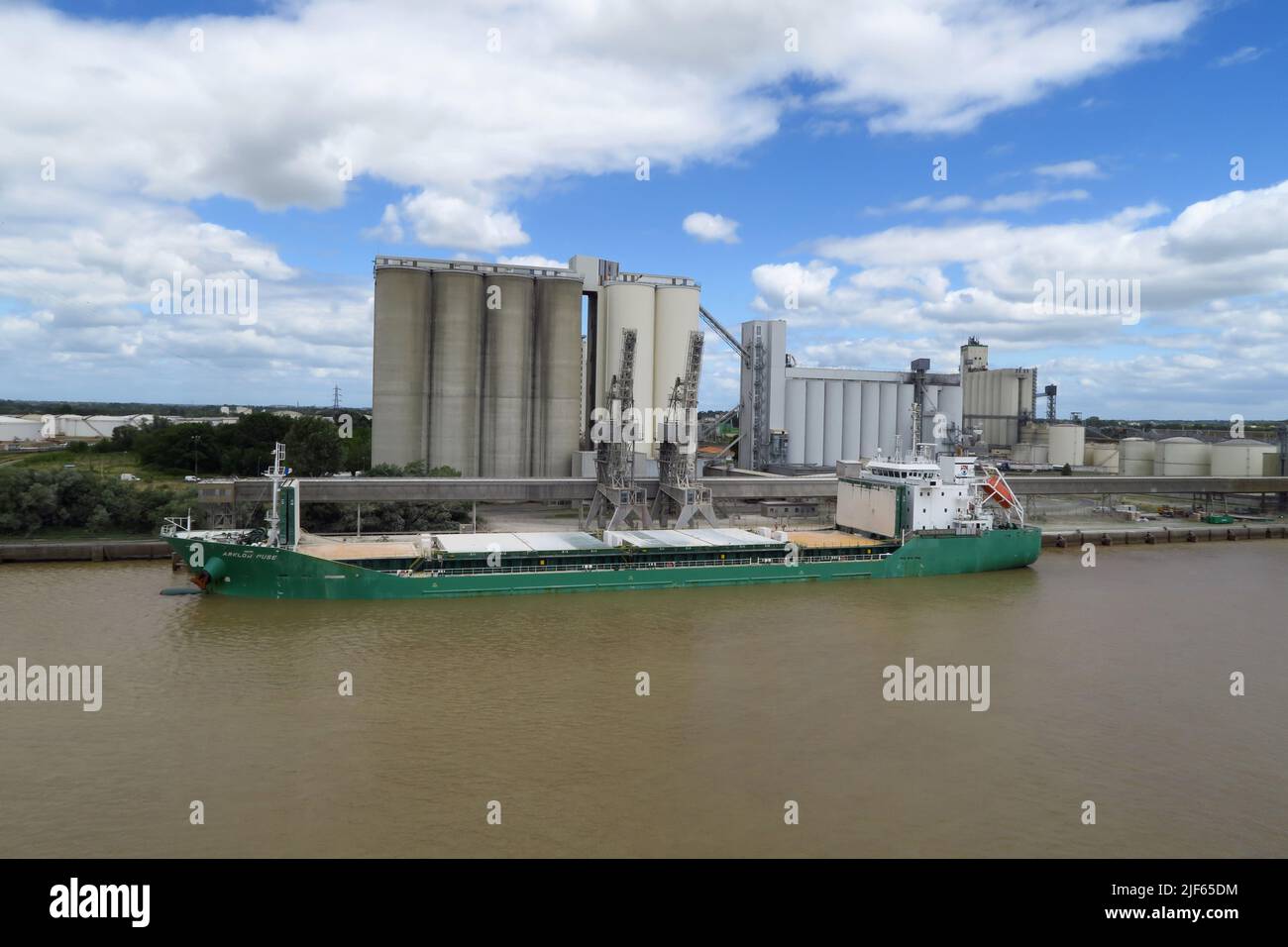 La sig.ra Arklow Muse, una nave da carico generale, ormeggiato sul fiume Garonna a valle della città francese di Bordeaux Foto Stock