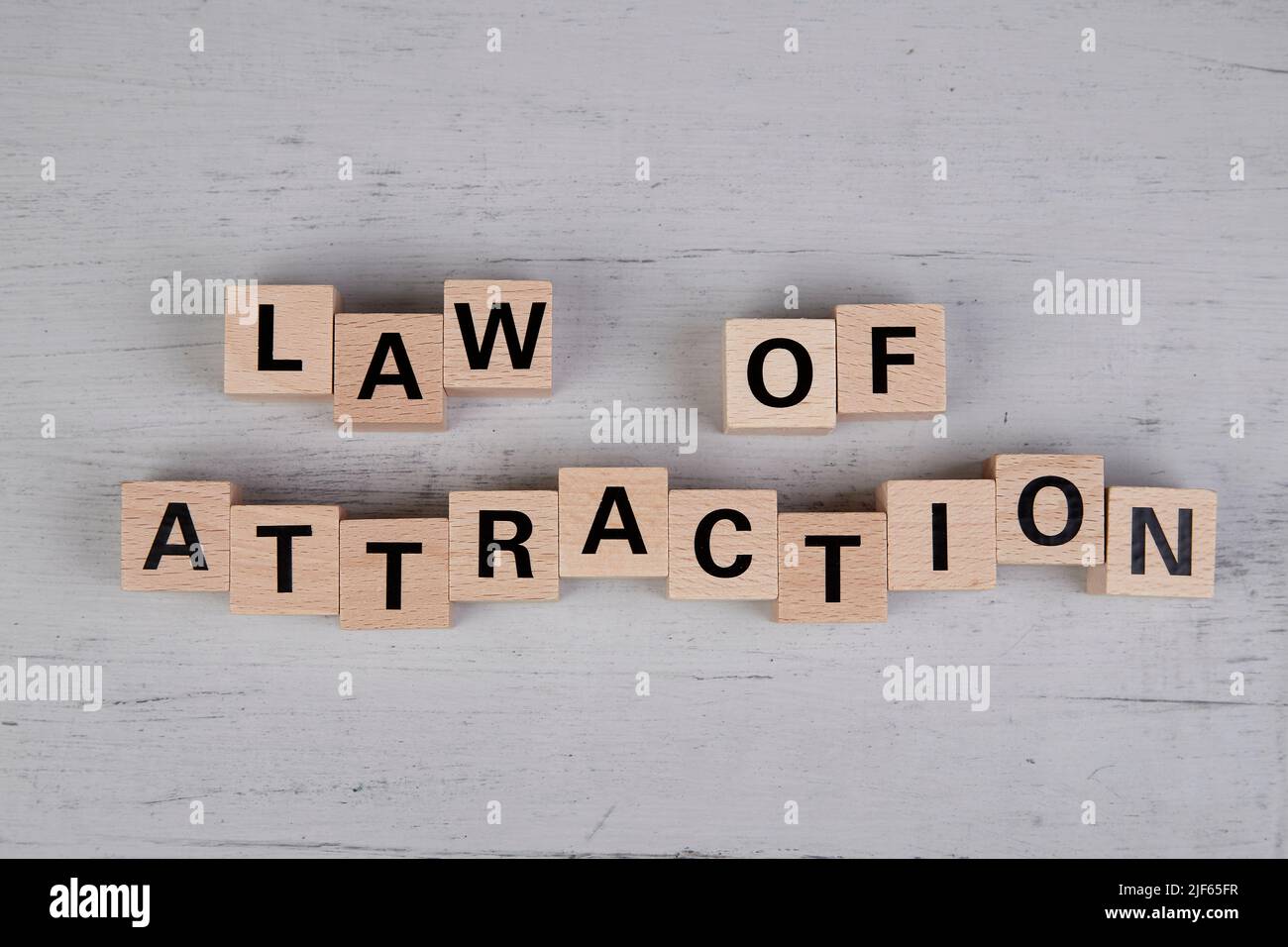 cubi di legno che mostrano le parole legge di attrazione Foto Stock