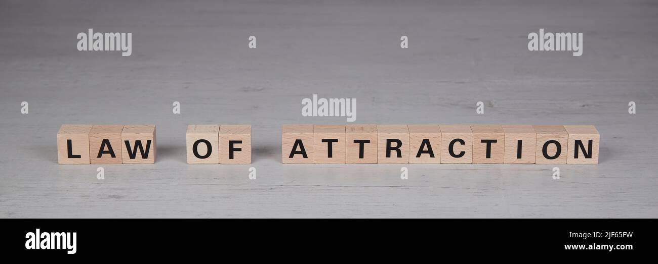 cubi di legno che mostrano le parole legge di attrazione Foto Stock