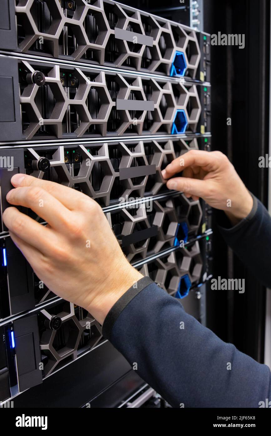 Hands of Male IT Support Professional hardware di regolazione Foto Stock