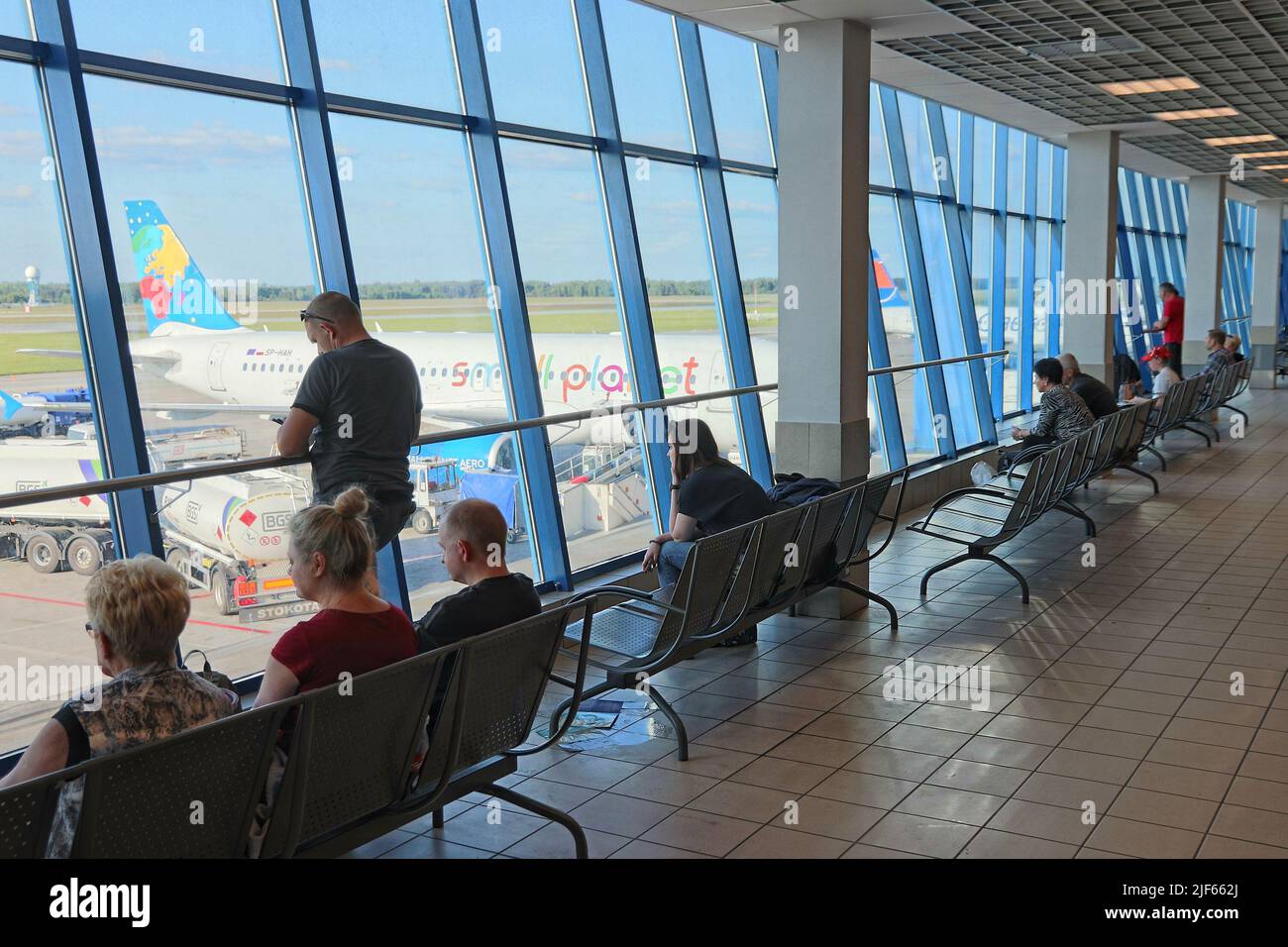 KATOWICE, POLONIA - 20 MAGGIO 2018: I passeggeri aspettano all'aeroporto di Katowice in Polonia. Katowice è il 4th aeroporto più trafficato della Polonia (4,8 m di passeggeri all'anno Foto Stock