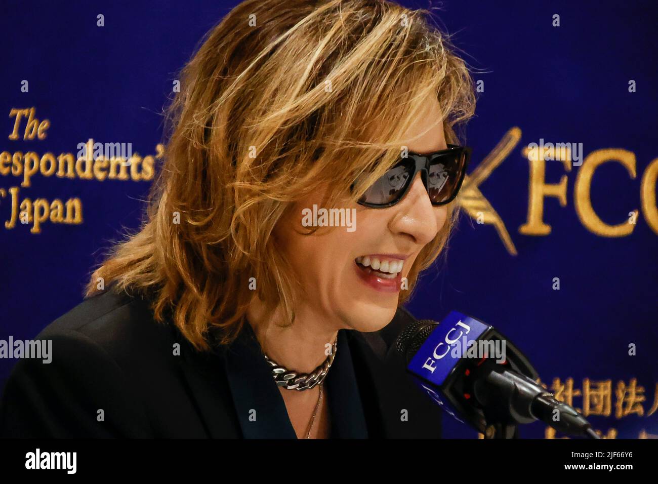 Gli artisti giapponesi Yoshiki parlano durante una conferenza stampa al Foreign Corresponders' Club of Japan il 30 giugno 2022, a Tokyo, Giappone. Il cantante e attrice di soprano classico inglese Sarah Brightman e il compositore, batterista, pianista classico e leader di X JAPAN sono venuti al Club per annunciare il loro prossimo concerto di collaborazione natalizio in Giappone. Credit: Rodrigo Reyes Marin/AFLO/Alamy Live News Foto Stock